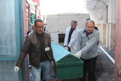 İran Sınırında Erkek Cesedi Bulundu