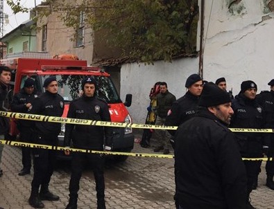 Konya'da 2 katlı kerpiç bina çöktü: 3 ölü