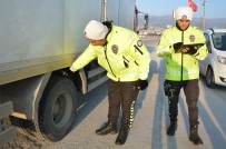 KIŞ LASTİĞİ - Niksar'da Trafik Ekipleri Kış Lastiği Uygulaması Yaptı