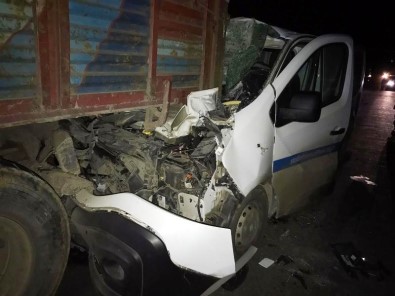 Otomobil Tıra Arkadan Çarptı Açıklaması 2 Yaralı