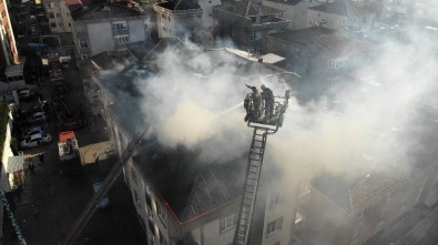 Pendik'te 4 Katlı Binanın Çatısı Alev Alev Yandı