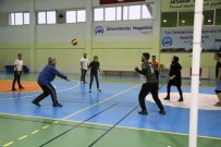 RIZA KAYAALP - Rektör Şahin, Öğrencilerle Voleybol Maçı Yaptı