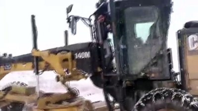 Siirt'te Kar Yağışıyla Kapanan Köy Yolları Ulaşıma Açılmaya Çalışılıyor