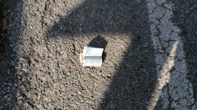 Yakalanacaklarını Anlayınca Sahte Paraları Araçtan Dışarı Attılar