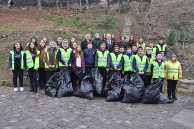 Afyonkarahisar'da Öğrenciler Çöp Toplayarak Meydan Okuyor