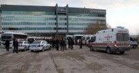 MİNİBÜS ŞOFÖRÜ - Elazığ'da Mini Terminalde Bıçakla Kavga Açıklaması 2 Yaralı