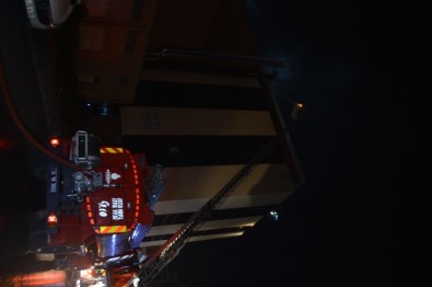 Güngören'de 4 Katlı Bir İş Yerinin Bacası Alev Alev Yandı
