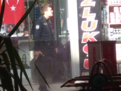 Kocaeli'de Elinde Benzin Bidonu Ve Tüfek Olan Şahıs Berberi Rehin Aldı