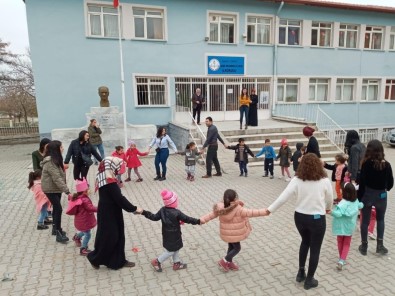 KYK'lı Öğrencilerden Minik Kardeşlerine Dostluk Eli