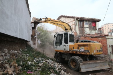 Osmangazi'de Bir Evin Kaçak Bölümü Yıkıldı