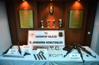 KALAŞNIKOF - Polisin Araması Cephanelik Gibi Silah Bulundu