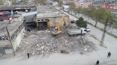 Ceyhan'da Atıl Binalar Yıkılıyor