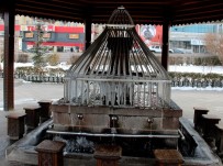 SIBIRYA - Erzurum'da Şadırvanlar Buz Tuttu, Termometreler Eksi 15 Dereceyi Gösterdi