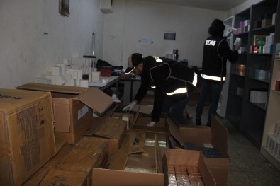 İzmir'de Depolara Baskın Açıklaması Çok Sayıda Kaçak Ürün Ele Geçirildi