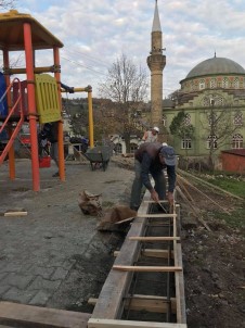 Köy Halkı, Meydan İstinat Duvarını El Birliği İle Yaptı