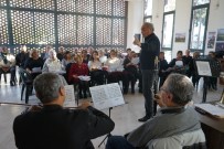BAKIM MERKEZİ - Mezitli'deki Aktif Yaş Alma Merkezindeki Türk Sanat Müziği Korusuna Her Yaştan İnsan Katılıyor