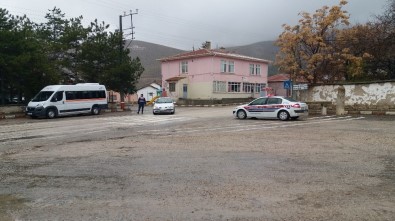 Sivrihisar'da Jandarma Trafik Timi Okul Önünde Servis Şoförleri Denetledi