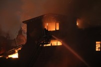 MOBİLYA - Takviye Ekiplerin Müdahalesiyle Mobilya Atölyesindeki Dev Yangın Söndürüldü