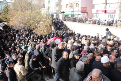 13. Katlı Binanın Terasından Düşerek Ölen Genç Hakim Toprağa Verildi