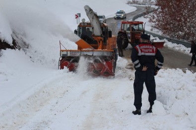 Açılan 4 Köy Yolu Gece Yağan Kar İle Yeniden Kapandı