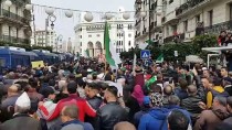 Cezayir'de Binlerce Kişi Cumhurbaşkanlığı Seçimi Ve Sonucunu Protesto Etti