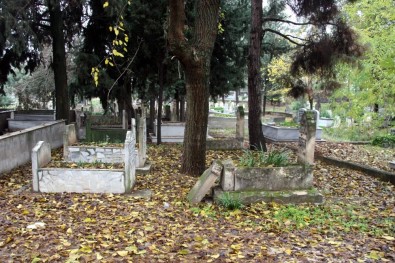 İstiklal Savaşı Gazilerinin Mezarları Bakım Bekliyor
