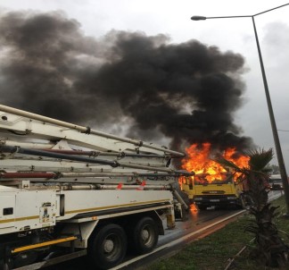 İzmir'de Seyir Halindeki Tır Alev Aldı