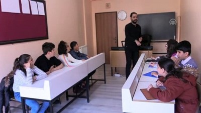 Kendisi Gibi Öğrencilerinin De Karanlık Dünyasını 'Müzik'le Aydınlattı