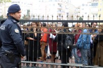 ÖZEL OKULLAR - Öğretmenleri İşi Bırakan Kolejin Velileri, İl Milli Eğitim Müdürlüğü Önünde Toplandı