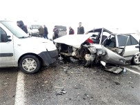 GÜVENLİK ÖNLEMİ - Otomobiller Kafa Kafaya Çarpıştı Açıklaması 2 Yaralı