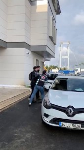 (Özel) İstanbul'da Motosiklete Sırtüstü Yatarak Tek Teker Giden Maganda Yakalandı