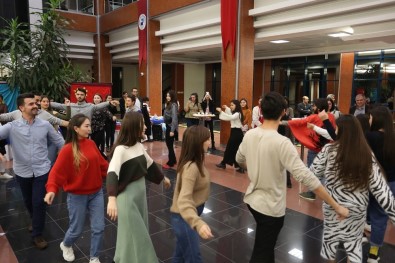 PAÜ'de Yabancı Uyruklu Öğrenciler Yemeklerini Tanıtıp 'Zeybek' Onadı