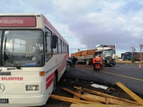 GÜVENLİK ÖNLEMİ - Tır Durakta Yolcu Alan Halk Otobüsüne Çarptı Açıklaması 11 Yaralı
