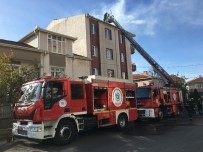 FAHRİ KORUTÜRK - Apartmanın Çatısında Çıkan Yangın Korkuttu