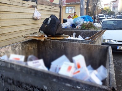 Çöp Konteynırında Yüzlerce Kutu İlaç Bulundu
