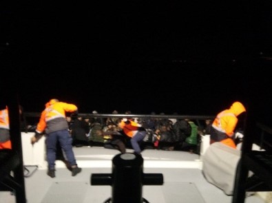 İzmir'de 55 Kaçak Göçmen Yakalandı