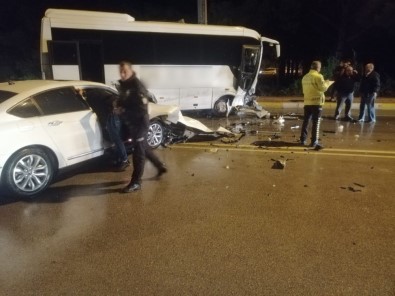 Otel Personelini Taşıyan Servis Aracı Otomobille Çarpıştı Açıklaması 1 Yaralı