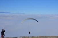 ÖMER ALTıPARMAK - Sis Bulutlarında Nefes Kesen Yamaç Paraşütü Uçuşu