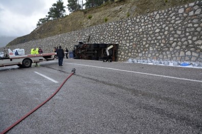 Tüp Yüklü Kamyonet Devrildi Açıklaması 1 Ölü, 1 Yaralı