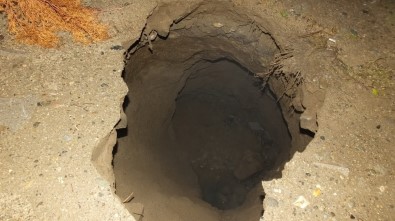 Burhaniye'de Sel Suları Kaldırımda Çukur Oluşturdu