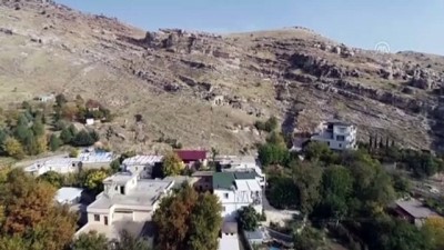 Diyarbakır'da Kaya Mezarında Süryanice Kitabe Bulundu