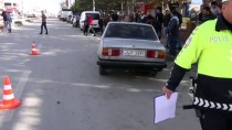 GÖRGÜ TANIĞI - Ehliyetsiz Sürücü 'Drift' Yaparken Park Halindeki Minibüse Çarptı Açıklaması 2 Yaralı