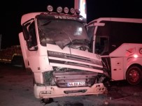 Malatya'da Yolcu Otobüsü İle Kamyonet Çarpıştı Açıklaması 2 Yaralı