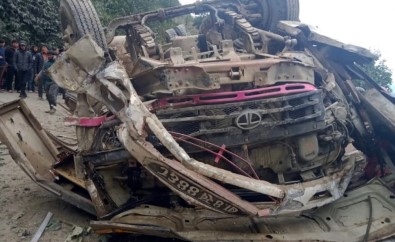 Nepal'de Otobüs Şarampole Yuvarlandı Açıklaması 14 Ölü, 16 Yaralı