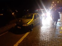 YARBAŞı - Seyir Halindeki Tıra Çarpan Otomobilin Sürücüsü Yaralandı