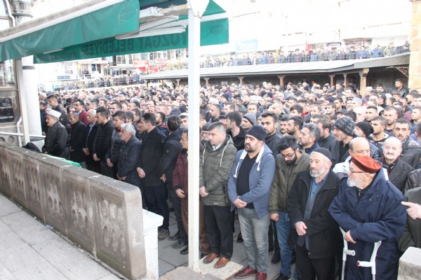 Cuma namazında bıçaklı saldırıya uğrayan adam öldü