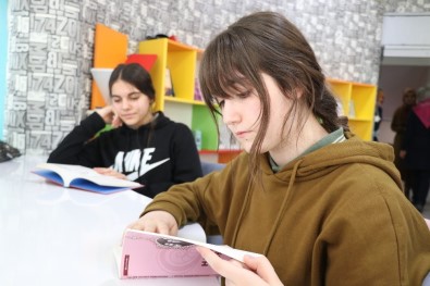 Aksaray'da Okullarda Açılan Kütüphaneler Öğrencilerin Vizyonunu Geliştiriyor