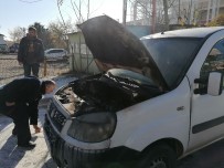 TİCARİ ARAÇ - Alevlere Teslim Olan Aracı Küle Dönmekten İtfaiye Kurtardı