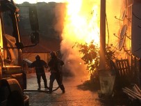 DOĞALGAZ - Damperi Elektrik Tellerine Takılan Kamyon Alev Alev Yandı