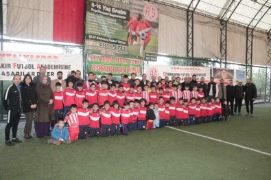 Diyarbakır'da Gençler Futbol İle Sosyalleşiyor